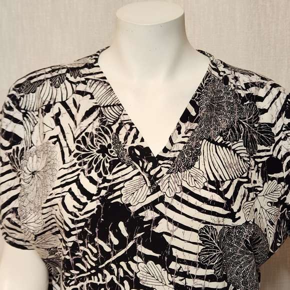Scrub Top Black And White Flower XL See Measurements - Picture 2 of 6